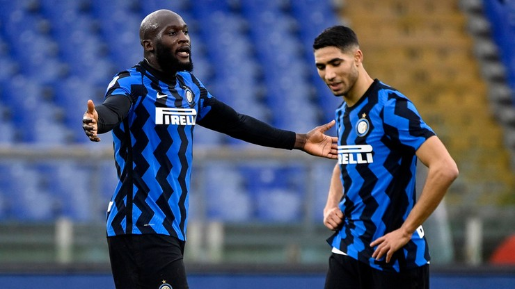 Zdjęcie dwóch piłkarzy Interu Mediolan. 